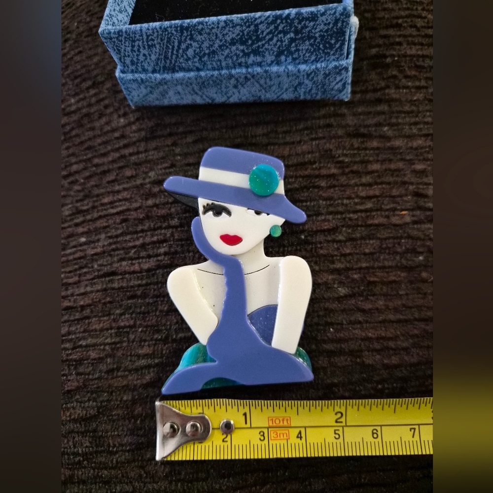 Chic Art Deco Lady Brooch - Picture 7 of 8